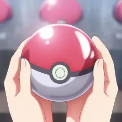 Ręce trzymające Pokeball, gotowe do przygody w świecie pokemon mmo.