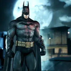 Batman stoi na tle księżycowej nocy nad Arkham. Ciemna sylwetka Mrocznego Rycerza, gotowego do akcji w Azylu Arkham.
