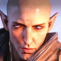 Solas z Dragon Age: Inquisition - Trespasser, z magicznymi, fioletowymi oczami i spiczastymi uszami, w zbroi.