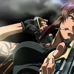 Revy z anime Black Lagoon z papierosem w ustach i pistoletami w dłoniach.