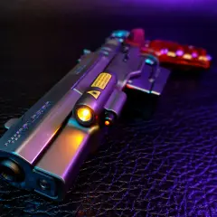 Cyberpunkowy pistolet, przypominający broń Johnny'ego Silverhanda, z laserowym celownikiem i świecącym uchwytem.