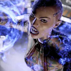 Jack z Mass Effect w furii, otoczona niebieską energią.