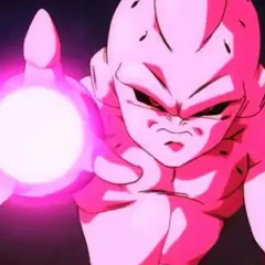 Kid Buu z różową kulą energii w dłoni, gotowy do ataku.