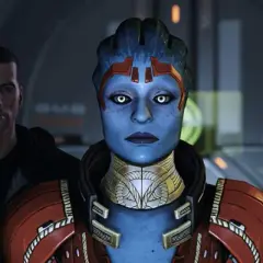 Mass Effect: Samara, asari z białymi oczami, stoi obok mężczyzny w czarnej bluzie z symbolem N7.