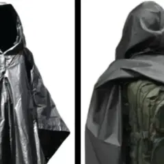 Szary płaszcz z kapturem, idealny jako **cloak of displacement** dla podróżnika z plecakiem.