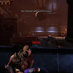 Zaeed z Mass Effect 2 w akcji, celuje w przeciwnika. W tle widać dialog "Trzeba było zginąć za pierwszym razem!".