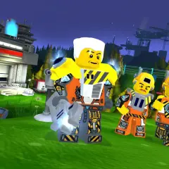 Trzej budowniczowie w kaskach i kombinezonach stoją na trawie przed futurystycznym budynkiem. To scena z gry lego universe.
