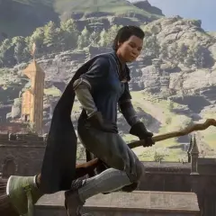 Gracz na miotle w grze Hogwarts Legacy Quidditch, lecący nad zamkiem i górami.