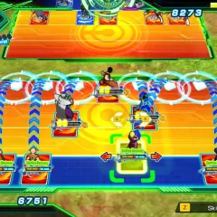 Bitwa w Dragon Ball Heroes: Goku i przyjaciele walczą z wrogami na arenie, zbierając energię i wykorzystując umiejętności.