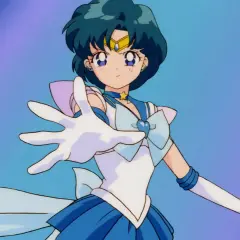 Sailor Mercury wyciąga rękę, gotowa do walki. Jej niebieskie włosy i strój podkreślają jej moc.