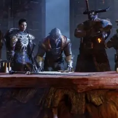 Grupa postaci z Dragon Age: Inquisition, w tym wojownicy i magowie, zbiera się przy stole, planując strategię.