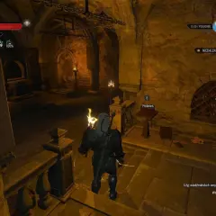 Wiedźmin w zbroi z zestawu **Witcher 3 Manticore Armor** eksploruje mroczne, kamienne pomieszczenie.