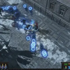 W grze Path of Exile, poe nowa liga, bohater walczy z hordą wrogów, używając magicznych kul energii.
