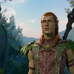 Wyll BG3, elf z rudymi włosami i zielonymi oczami, stoi na tle lasu i kamiennej rzeźby ptaka.
