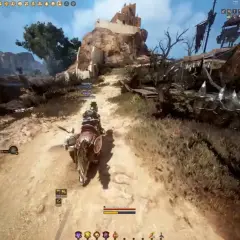 Gracz na koniu w świecie black desert mobile pędzi po piaszczystej drodze w kierunku twierdzy na wzgórzu.