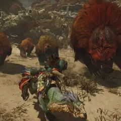 Łowca na grzbiecie zielonego potwora ucieka przed grupą futrzastych bestii w grze **Monster Hunter Online**.