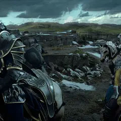 Rycerze i orczyca na koniach w zbrojach, gotowi do walki. Ten film to prawdziwy film wow!