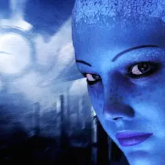 Zbliżenie na twarz Liary z Mass Effect, niebieskoskórej Asari, z rozmytym tłem miasta.