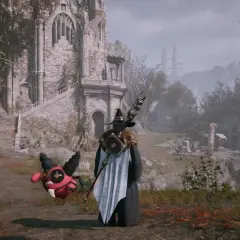 Mag w pelerynie i jego towarzysz, czerwony stworek, stoją przed ruinami zamku. To scena z gry Ultima Online.