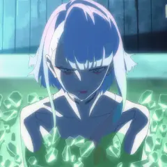 Cyberpunk Lucy w wannie pełnej zielonych kryształów, z niebieskimi włosami i intensywnym spojrzeniem.