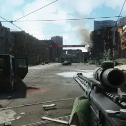 Widok z perspektywy gracza na zniszczone miasto, z otwartymi drzwiami czarnego SUV-a i widoczną bronią. Czas na nowy tarkov wipe!