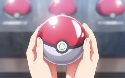 Ręce trzymające Pokeball, gotowe do przygody w świecie pokemon mmo.
