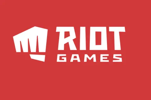Białe logo Riot Games na czerwonym tle. Czyżby zapowiedź nowego **riot mmo**?