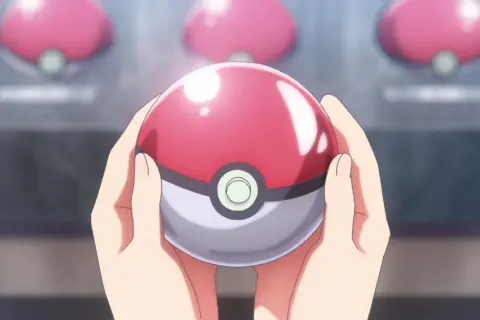 Ręce trzymające Pokeball, gotowe do przygody w świecie pokemon mmo.