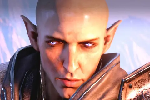 Solas z Dragon Age: Inquisition - Trespasser, z magicznymi, fioletowymi oczami i spiczastymi uszami, w zbroi.