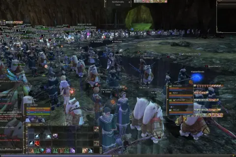 Wielka bitwa w świecie gry **Cabal Online**. Gracze walczą z potworami w jaskini.