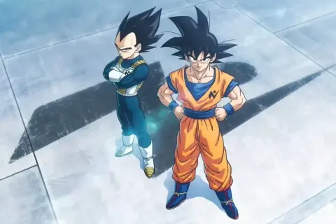 Goku i Vegeta, bohaterowie Dragon Ball sezon 2, gotowi do walki na futurystycznej arenie.