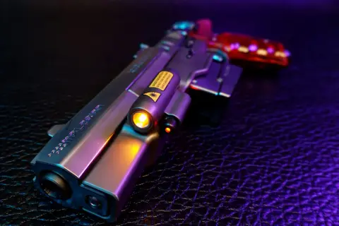 Cyberpunkowy pistolet, przypominający broń Johnny'ego Silverhanda, z laserowym celownikiem i świecącym uchwytem.