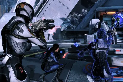 Zacięta walka w stylu Mass Effect. Infiltratorzy w zbrojach N7 i niebieskich kombinezonach strzelają do wrogów, używając broni i mocy.