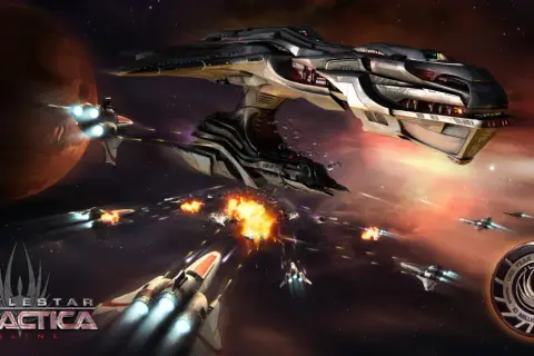 Bitwa kosmiczna w Battlestar Galactica Online. Ogromny statek bojowy i mniejsze myśliwce walczą w przestrzeni kosmicznej.