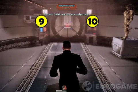 Gracz w czarnym garniturze wkracza do pomieszczenia, gdzie Kasumi z Mass Effect wyłączyła barierę.