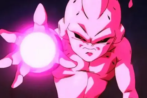Kid Buu z różową kulą energii w dłoni, gotowy do ataku.