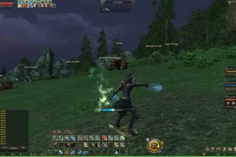 Postać w grze Lineage 2 Essence walczy z potworami na zielonej polanie. W tle widać drzewa i góry.