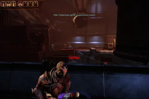 Zaeed z Mass Effect 2 w akcji, celuje w przeciwnika. W tle widać dialog "Trzeba było zginąć za pierwszym razem!".