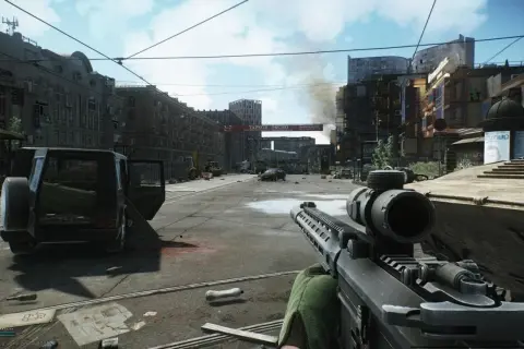 Widok z perspektywy gracza na zniszczone miasto, z otwartymi drzwiami czarnego SUV-a i widoczną bronią. Czas na nowy tarkov wipe!