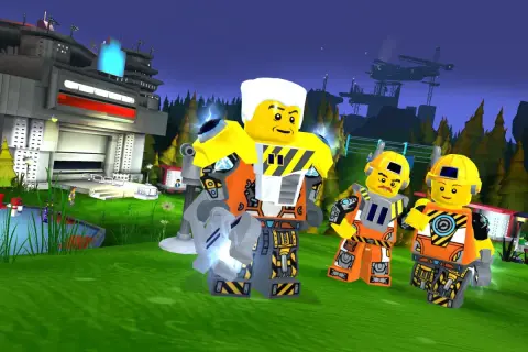 Trzej budowniczowie w kaskach i kombinezonach stoją na trawie przed futurystycznym budynkiem. To scena z gry lego universe.