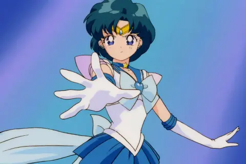 Sailor Mercury wyciąga rękę, gotowa do walki. Jej niebieskie włosy i strój podkreślają jej moc.