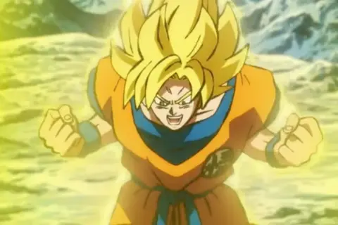 Goku w formie Super Saiyanina, z żółtą aurą, gotowy do walki. Scena przypomina początek przygód z Dragon Ball odc 1.