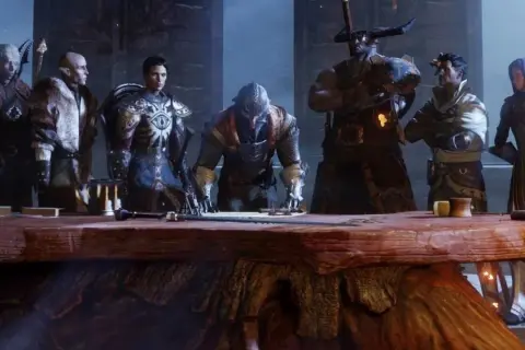 Grupa postaci z Dragon Age: Inquisition, w tym wojownicy i magowie, zbiera się przy stole, planując strategię.