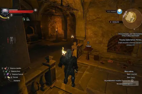 Wiedźmin w zbroi z zestawu **Witcher 3 Manticore Armor** eksploruje mroczne, kamienne pomieszczenie.