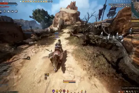 Gracz na koniu w świecie black desert mobile pędzi po piaszczystej drodze w kierunku twierdzy na wzgórzu.