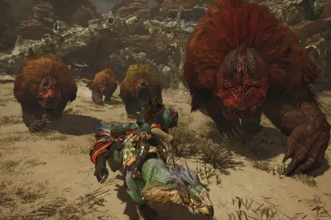 Łowca na grzbiecie zielonego potwora ucieka przed grupą futrzastych bestii w grze **Monster Hunter Online**.
