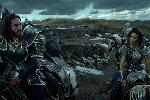 Rycerze i orczyca na koniach w zbrojach, gotowi do walki. Ten film to prawdziwy film wow!