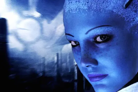 Zbliżenie na twarz Liary z Mass Effect, niebieskoskórej Asari, z rozmytym tłem miasta.