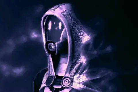 Tali z Mass Effect w fioletowej poświacie, jej maska i kaptur ozdobione są spiralnymi wzorami.