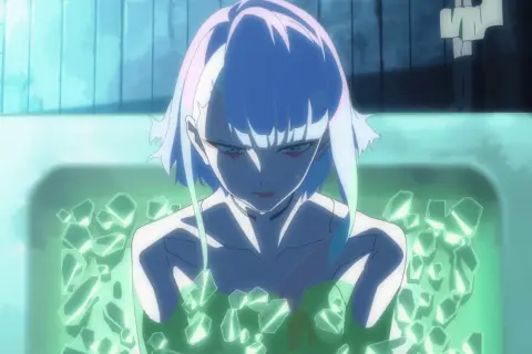 Cyberpunk Lucy w wannie pełnej zielonych kryształów, z niebieskimi włosami i intensywnym spojrzeniem.